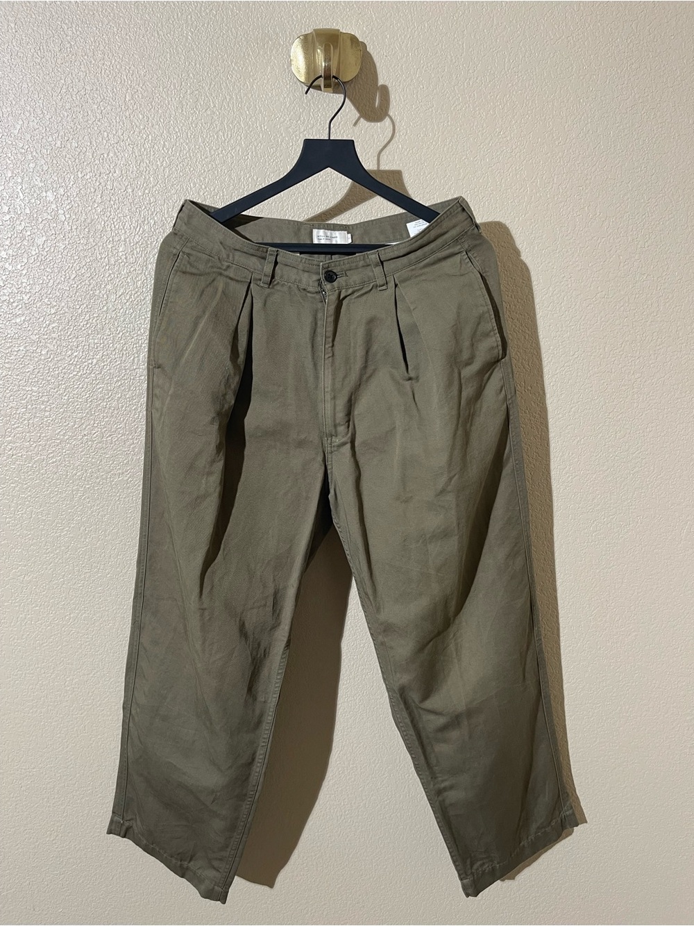 Still by Hand Men's Olive Pleated Chino Pants